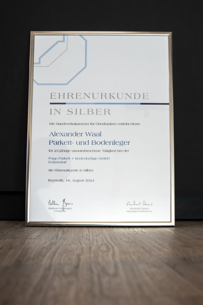 Parkett Popp – Mitarbeiterehrung – Ehrenurkunde für 25 Jahre im Betrieb